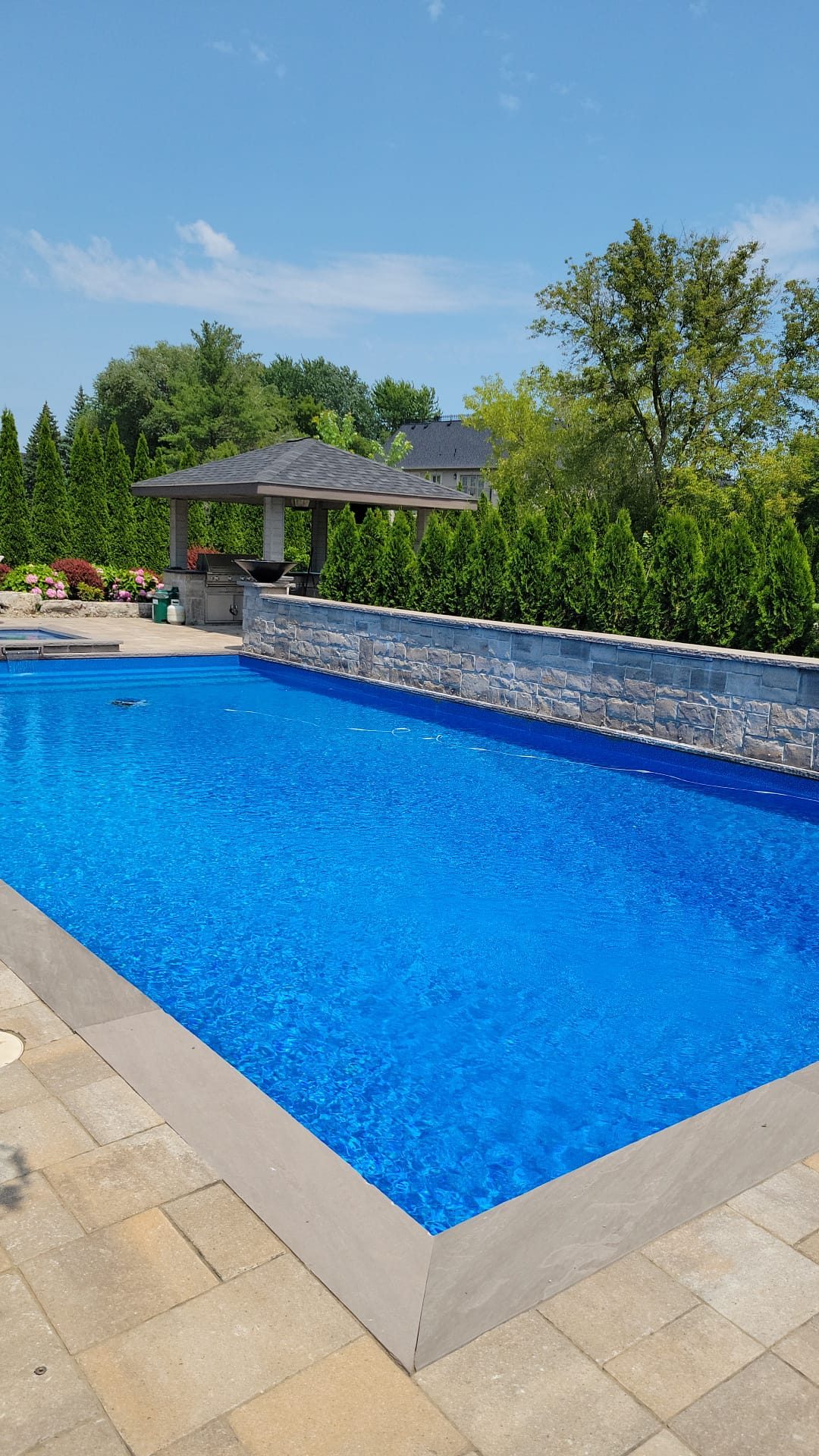 Segmental block retaining wall on sloped lot — Vaughan